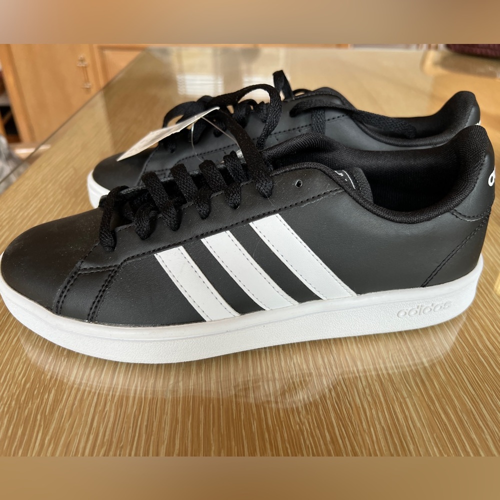 Adidas Men's Classic Black and White Sneakers US men’s 8 Grand Court